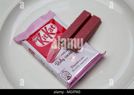 Rosa Kit Kat va in vendita nel Regno Unito che saranno vendute esclusivamente a Tesco memorizza solo. Foto Stock