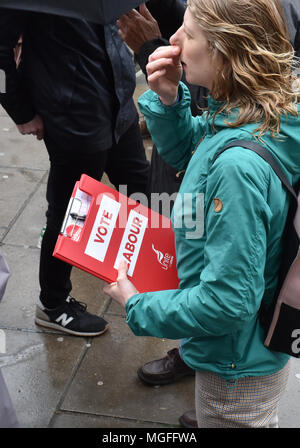 A Notting Hill, Londra, Regno Unito. Il 28 aprile 2018. Il partito laburista di campagna elettorale in Notting Hill per il governo locale delle elezioni del 3 maggio in un tentativo di scalzare il Kensington e Chelsea Consiglio conservatore. Credito: Matteo Chattle/Alamy Live News Foto Stock