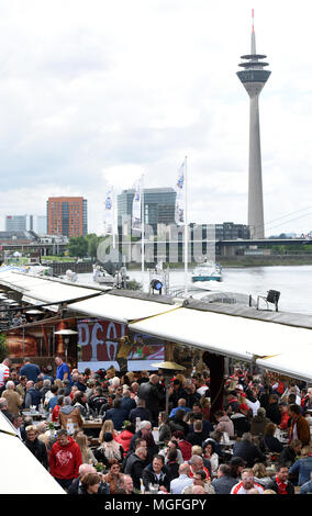 28 aprile 2018, Germania, Duesseldorf: i fan della seconda Bundesliga del Fortuna Duesseldorf seduto in Duesseldorf's casemates ('Duesseldorfer Kasematten") e guardare la fortuna lontano partita contro la dinamo Dresda. Foto: Caroline Seidel/dpa Foto Stock