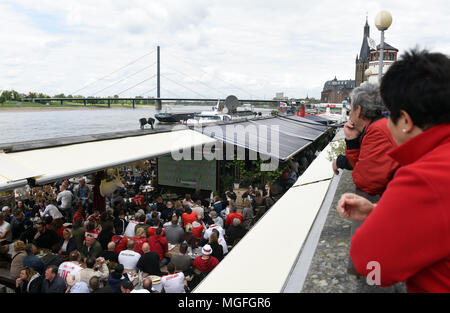 28 aprile 2018, Germania, Duesseldorf: i fan della seconda Bundesliga del Fortuna Duesseldorf seduto in Duesseldorf's casemates ('Duesseldorfer Kasematten") e guardare la fortuna lontano partita contro la dinamo Dresda. Foto: Caroline Seidel/dpa Foto Stock