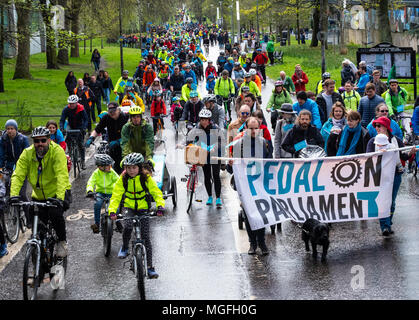 Edinburgh, Regno Unito. 28 Aprile, 2018. Centinaia di ciclisti prendere parte al pedale per il Parlamento di dimostrazione per evidenziare la mancanza di investimenti in infrastrutture in bicicletta in Scozia. A partire da prati park cavalcarono lungo il Royal Mile nel centro storico per un rally detenute al di fuori del Parlamento scozzese a Holyrood. Credito: Iain Masterton/Alamy Live News Foto Stock