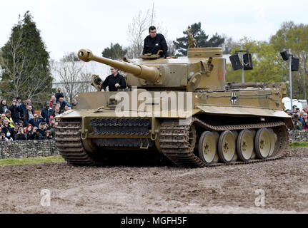 Tiger 131, famosa in tutto il mondo la Seconda Guerra Mondiale serbatoio, il funzionamento solo Tiger I nel mondo, prende per la parata a terra a Bovington Tank Museum, Dorset. Credito: Finnbarr Webster/Alamy Live News Foto Stock