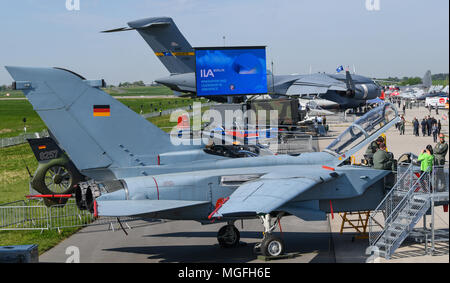 28 aprile 2018, Germania, Schoenefeld: Immagine dei motivi del ILA 2018, con una Luftwaffe (tedesco Air Force) Tornado in background. Circa 200 aerei vengono presentati durante la ILA 2018 internazionale salone aeronautico. Gli organizzatori si aspettano circa 150.000 visitatori. La Ila avviene tra 25 e 29 aprile 2018. Foto: Patrick Pleul/dpa-Zentralbild/dpa Foto Stock