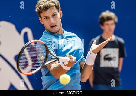 Barcellona, in Catalogna, Spagna. 28 apr, 2018. Barcellona, Spagna. 28 Aprile 2018: .PABLO CARRENO BUSTA (ESP) restituisce la palla a Stefanos Tsitsipas (GRE) nella loro semi-finale del Barcelona Open Banc Sabadell' 2018. Tsitsipas ha vinto 7:5, 6:3 Credito: Matthias Oesterle/ZUMA filo/Alamy Live News Foto Stock