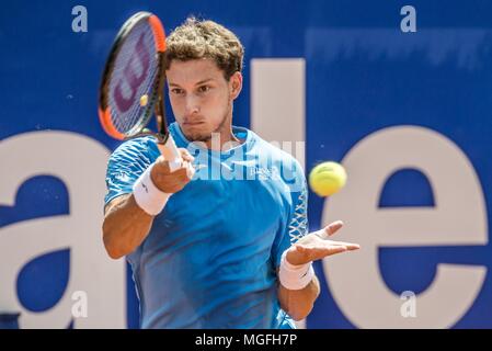 Barcellona, in Catalogna, Spagna. 28 apr, 2018. Barcellona, Spagna. 28 Aprile 2018: .PABLO CARRENO BUSTA (ESP) restituisce la palla a Stefanos Tsitsipas (GRE) nella loro semi-finale del Barcelona Open Banc Sabadell' 2018. Tsitsipas ha vinto 7:5, 6:3 Credito: Matthias Oesterle/ZUMA filo/Alamy Live News Foto Stock