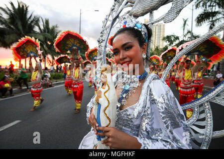 Filippine. 28 apr, 2018. Un festival regina tenendo una statua della Vergine Maria mentre balli lungo Viale Roxas. I partecipanti provenienti da diverse parti del paese hanno ballato la loro strada lungo Viale Roxas a Manila come essi prendono parte in Aliwan (amusement) Festival 2018. Credito: J Gerard Seguia/ZUMA filo/Alamy Live News Foto Stock