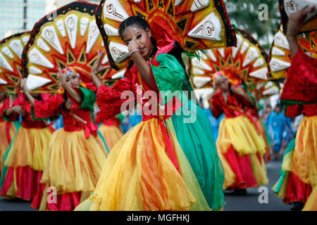 Filippine. 28 apr, 2018. I partecipanti provenienti da diverse parti del paese hanno ballato la loro strada lungo Viale Roxas a Manila come essi prendono parte in Aliwan (amusement) Festival 2018. Credito: J Gerard Seguia/ZUMA filo/Alamy Live News Foto Stock