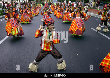 Filippine. 28 apr, 2018. I partecipanti provenienti da diverse parti del paese hanno ballato la loro strada lungo Viale Roxas a Manila come essi prendono parte in Aliwan (amusement) Festival 2018. Credito: J Gerard Seguia/ZUMA filo/Alamy Live News Foto Stock