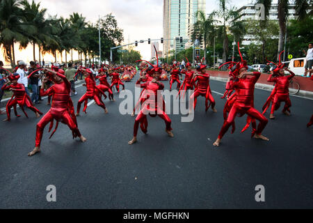 Filippine. 28 apr, 2018. I partecipanti provenienti da diverse parti del paese hanno ballato la loro strada lungo Viale Roxas a Manila come essi prendono parte in Aliwan (amusement) Festival 2018. Credito: J Gerard Seguia/ZUMA filo/Alamy Live News Foto Stock