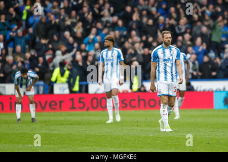 Laurent Depoitre di Huddersfield Town guarda sconsolato dopo ammettendo per rendere il punteggio da 0 a 2 durante il match di Premier League tra l Huddersfield Town e Everton a John Smith's Stadium il 28 aprile 2018 a Huddersfield, Inghilterra. (Foto di Daniel Chesterton/phcimages.com) Foto Stock