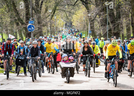 Edinburgh, Regno Unito. Il 28 aprile 2018. I ciclisti e gli escursionisti prendere parte al pedale di pioggia sul Parlamento marcia di protesta da prati al Parlamento scozzese a Holyrood, Edimburgo. Essa è stata guidata da Mark Beaumont, il nuovo record di lunga distanza ciclista britannico e avventuriero. La manifestazione è organizzata per chiedere a tutti di Scozia i dirigenti politici e da tutte le parti a sottoscrivere un manifesto per rendere la Scozia un ciclo accogliente paese per persone di tutte le età e capacità. Credito: Andy Catlin/Alamy Live News Foto Stock