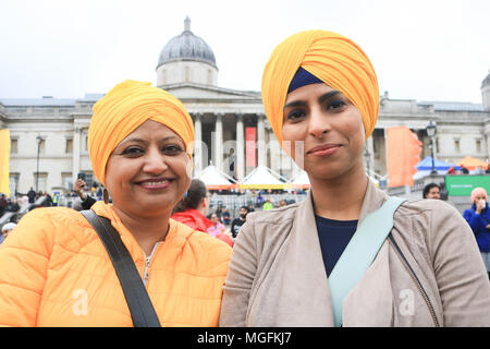 Londra REGNO UNITO. Il 28 aprile 2018. Punjabi donne che indossano turbanti frequentare il Vaisakhi festival in Trafalgar Square che è ospitato dal sindaco di Londra come una celebrazione della religione Sikh e Punjabi tradizione, il patrimonio e la cultura Credito: amer ghazzal/Alamy Live News Foto Stock