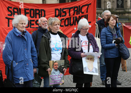 Manchester, Regno Unito, 28 aprile 2018. Famiglie ricordate perso parenti sui lavoratori internazionale Memorial Day, Albert Square, Manchester , 28 aprile 2018 (C)Barbara Cook/Alamy Live News Foto Stock