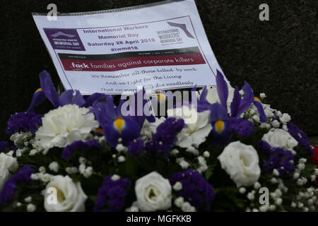 Manchester, Regno Unito, 28 aprile 2018. Una ghirlanda di fiori sui lavoratori internazionale Memorial Day, Albert Square, Manchester , 28 aprile 2018 (C)Barbara Cook/Alamy Live News Foto Stock