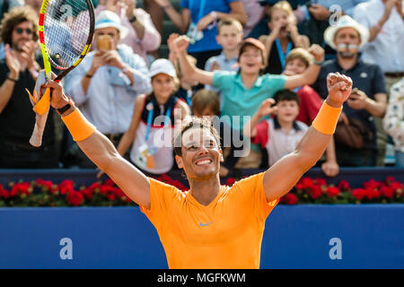 Barcellona, Spagna. 28 Aprile 2018: Rafael Nadal (ESP) celebra la sua vittoria contro David Goffin (BEL) nella loro semi-finale del Barcelona Open Banc Sabadell' 2018. Nadal ha vinto 6:4, 6:0 Credito: Matthias Oesterle/Alamy Live News Foto Stock