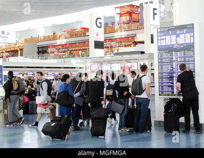 Tokyo, Giappone. 28 apr, 2018. Terminal Internazionale di Tokyo Haneda è affollata di turisti su Sabato, 28 aprile 2018. Grandi Stazioni ferroviarie, aeroporti e strade erano affollate di turisti come una settimana lunga settimana d'oro vacanze iniziata in Giappone. Credito: Yoshio Tsunoda/AFLO/Alamy Live News Foto Stock