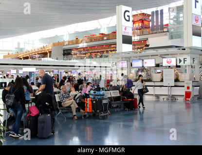 Tokyo, Giappone. 28 apr, 2018. Terminal Internazionale di Tokyo Haneda è affollata di turisti su Sabato, 28 aprile 2018. Grandi Stazioni ferroviarie, aeroporti e strade erano affollate di turisti come una settimana lunga settimana d'oro vacanze iniziata in Giappone. Credito: Yoshio Tsunoda/AFLO/Alamy Live News Foto Stock