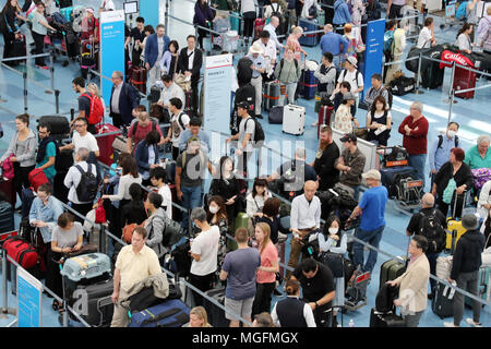 Tokyo, Giappone. 28 apr, 2018. Terminal Internazionale di Tokyo Haneda è affollata di turisti su Sabato, 28 aprile 2018. Grandi Stazioni ferroviarie, aeroporti e strade erano affollate di turisti come una settimana lunga settimana d'oro vacanze iniziata in Giappone. Credito: Yoshio Tsunoda/AFLO/Alamy Live News Foto Stock