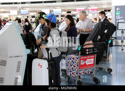 Tokyo, Giappone. 28 apr, 2018. Terminal Internazionale di Tokyo Haneda è affollata di turisti su Sabato, 28 aprile 2018. Grandi Stazioni ferroviarie, aeroporti e strade erano affollate di turisti come una settimana lunga settimana d'oro vacanze iniziata in Giappone. Credito: Yoshio Tsunoda/AFLO/Alamy Live News Foto Stock