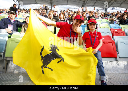 Baku in Azerbaijan. 28 apr, 2018. Motorsports: Campionato Mondiale; 2018; Grand Prix Azerbaigian, il Gran Premio di Europa di Formula 1 2018 Azerbaigian Grand Prix, tifosi Ferrari 28.04.2018. | Utilizzo di credito in tutto il mondo: dpa/Alamy Live News Foto Stock