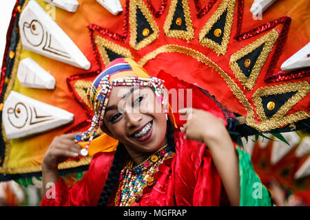 Manila, Filippine. 28 apr, 2018. I partecipanti provenienti da diverse parti del paese hanno ballato la loro strada lungo Viale Roxas a Manila come essi prendono parte in Aliwan (amusement) Festival 2018. Credito: J Gerard Seguia/ZUMA filo/Alamy Live News Foto Stock