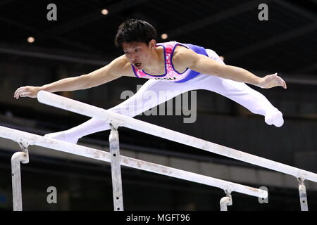 Tokyo Metropolitan Gymnasium, Tokyo, Giappone. 28 apr, 2018. Tatsuki Tanaka, 28 aprile 2018 - Ginnastica Artistica : La 72a tutto il Giappone di Ginnastica Artistica campionato apparato uomini trial barre parallele al Tokyo Metropolitan Gymnasium, Tokyo, Giappone. Credito: Naoki Nishimura AFLO/sport/Alamy Live News Foto Stock