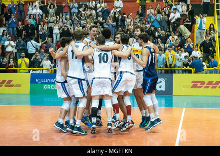 Corigliano-Rossano, Italia. Il 28 aprile 2018. Corigliano-Rossano, la nazionale italiana celebra la vittoria del Bulgaria-Italy partita nel torneo di qualificazione per i Campionati Europei per uomini sotto 20 pallavolo. 28/04/2018, Corigliano-Rossano, Italia. Il 28 aprile 2018. Corigliano-Rossano, Italia Credit: Indipendente Photo Agency Srl/Alamy Live News Foto Stock