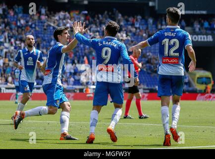 Barcellona, Spagna. 28 apr, 2018. RCD Espanyol di Gerard Moreno (2 L) celebra con Sergio Garcia (seconda R) durante un campionato spagnolo match tra RCD Espanyol e Las Palmas a Barcellona, Spagna, il 28 aprile 2018. La partita è finita 1-1. Credito: Joan Gosa/Xinhua/Alamy Live News Foto Stock