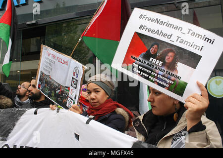 Manchester, Regno Unito. Il 28 aprile 2018. I membri di Manchester la Palestina solidarietà campagna picket Barclays Bank in città nel mantenimento della solidarietà per la causa palestinese e il grande ritorno a marzo della Palestina. I dimostranti che protestavano per i diritti del popolo di Gaza e contro le banche inglesi gli investimenti in Israele il commercio di armi e per le uccisioni dall esercito israeliano dei palestinesi inermi manifestanti. Credito: SOPA Immagini limitata/Alamy Live News Foto Stock