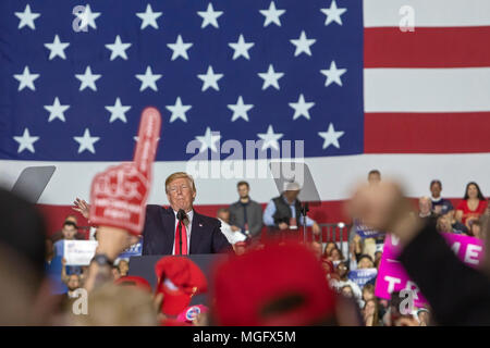 Michigan, Stati Uniti d'America. Il 28 aprile 2018. Presidente Donald Trump terrà una campagna nel rally di Macomb County, Michigan. Trump saltato l annuale Casa Bianca dei corrispondenti cena Associazione per viaggiare in Michigan. Credito: Jim West/Alamy Live News Foto Stock