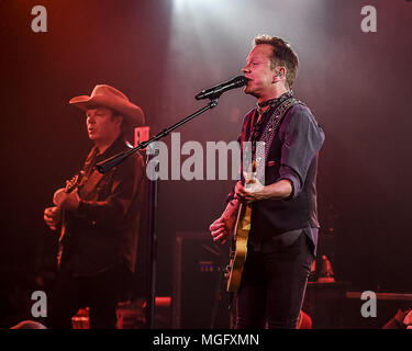 San Juan Capistrano, CA, Stati Uniti d'America. 26 apr, 2018. Prima fermata sulla gazzetta temerario Tour, 2018 La Kiefer Sutherland Band suona al Coach House in San Juan Capistrano, CA. Kiefer William Frederick Dempsey George Rufus Sutherland è un British attore canadese, produttore, regista e il cantante-cantautore. Egli è meglio conosciuto per il suo ruolo di Jack Bauer sul dramma di Fox serie 24 (2001''"2010, 2014), per il quale ha guadagnato un Emmy Award, un premio di Golden Globe, due Screen Actors Guild Awards e due Satellite Awards. Credito: Dave Safley/ZUMA filo/Alamy Live News Foto Stock