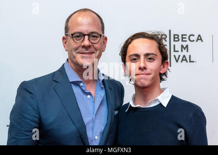 New York, Stati Uniti d'America, 28 aprile 2018. Il presidente e amministratore delegato di Showtime Networks David Nevins e suo figlio Charlie Nevins frequentare la prima mondiale di "la quarta estate' al 2018 Tribeca Film Festival di New York City. Foto di Enrique Shore/Alamy Live News Foto Stock