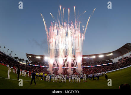 Los Angeles, California, USA. 28 apr, 2018. Fuochi d'artificio prima del 2018 Major League Soccer (MLS) match tra Los Angeles Galaxy e New York Red Bulls a Carson, California, 28 aprile 2018. New York Red Bulls ha vinto 3-2 Credito: Ringo Chiu/ZUMA filo/Alamy Live News Foto Stock