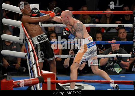 Brooklyn, New York, Stati Uniti d'America. 28 apr, 2018. DANIEL JACOBS (nero e argento trunk) e MACIEJ SULECKI battaglia in un middleweight bout presso la Barclays Center di Brooklyn, New York. Credito: Joel Plummer/ZUMA filo/Alamy Live News Foto Stock