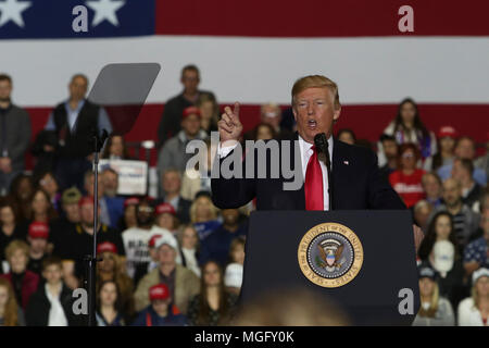 Michigan, Stati Uniti d'America . 28 apr, 2018. Presidente Donald Trump affronta i suoi sostenitori durante una campagna di rally in Washingtown Township, Michigan. Credito: SOPA Immagini limitata/Alamy Live News Foto Stock