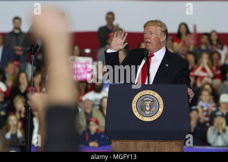 Michigan, Stati Uniti d'America . 28 apr, 2018. Presidente Donald Trump affronta i suoi sostenitori durante una campagna di rally in Washingtown Township, Michigan. Credito: SOPA Immagini limitata/Alamy Live News Foto Stock