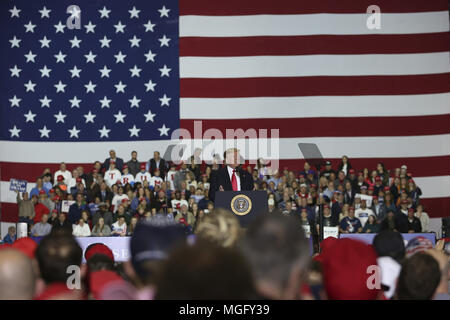 Washington Township, Michigan, Stati Uniti d'America. 28 apr, 2018. Presidente Donald Trump affronta i suoi sostenitori durante una campagna di rally in Washingtown Township, Michigan. Credito: Chirag Wakaskar SOPA/images/ZUMA filo/Alamy Live News Foto Stock