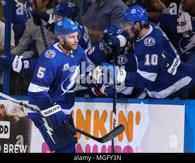 Tampa, Florida, Stati Uniti d'America. 28 apr, 2018. DIRK SHADD | Orari .Tampa Bay Lightning defenceman Dan Girardi (5) celebra il suo obiettivo dopo aver battuto Boston Bruins goaltender Tuukka Rask (40) durante il secondo periodo di azione nel gioco 1 del NHL Playoffs round 2 a Amalie Arena a Tampa sabato pomeriggio (04/28/18) Credito: Dirk Shadd/Tampa Bay volte/ZUMA filo/Alamy Live News Foto Stock