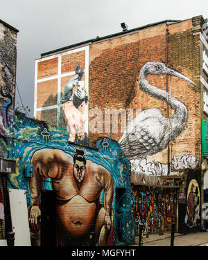 London street art, dando il colore e la tecnica per le strade di Londra gli angoli nascosti. Foto Stock