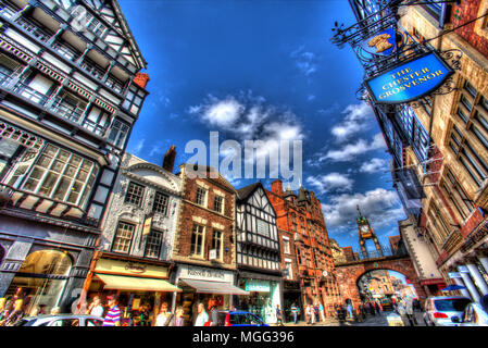 Città di Chester, Inghilterra. Vista artistica di negozi su Eastgate Street, con l'Eastgate Clock in background. Foto Stock