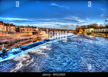 Città di Chester, Inghilterra. Vista artistica del fiume Dee, con pareti di Chester sulla sinistra dell'immagine e gli oliveti in background. Foto Stock