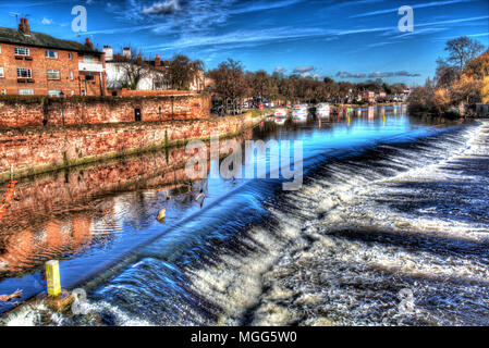 Città di Chester, Inghilterra. Vista artistica del fiume Dee, con pareti di Chester sulla sinistra dell'immagine e gli oliveti in background. Foto Stock