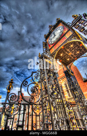 Città di Chester, Inghilterra. Vista artistica di John Douglas progettato Eastgate Clock, sulla parte superiore dell'Eastgate sezione della parete della città. Foto Stock