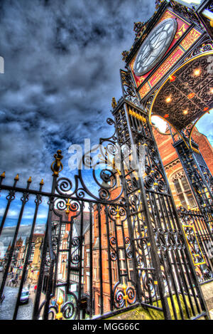 Città di Chester, Inghilterra. Vista artistica di John Douglas progettato Eastgate Clock, sulla parte superiore dell'Eastgate sezione della parete della città. Foto Stock