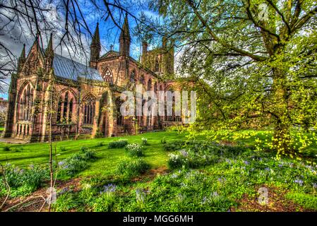 Città di Chester, Inghilterra. Molla artistico vista del sud ed est della facciata di Chester Cathedral. Foto Stock