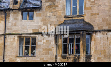 Cotswold calcare adorna la facciata e la baia di ornati di questa elegante casa a schiera nella pittoresca città di mercato superiore della strada di Chipping Campden Foto Stock