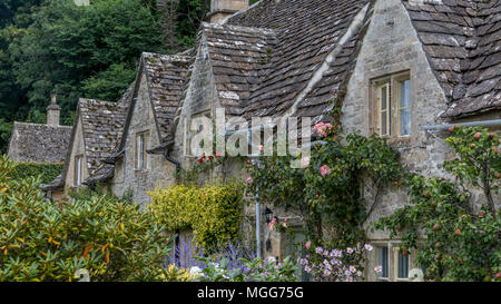 Bibury del villaggio dal tetto di ardesia fila di abbaini poke al di fuori della loro architettura giacobino Foto Stock