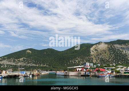 Bolshoy Utrish, Regione Krasnodar, Russia - Agosto,16,2017: Vista del villaggio, il Delfinario e le basse montagne del Caucaso dall'isola. Foto Stock