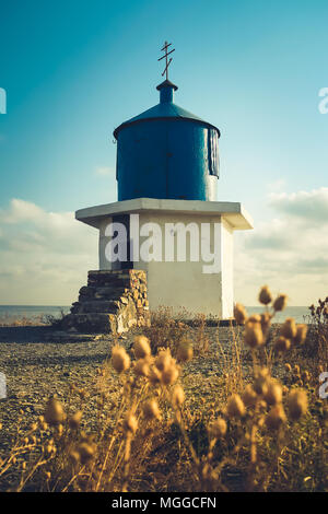 Vista della piccola cappella blu sulla costa del Mar Nero sulla penisola Bolshoy Utrish, Russia in serata d'estate. Tonica immagine. Foto Stock