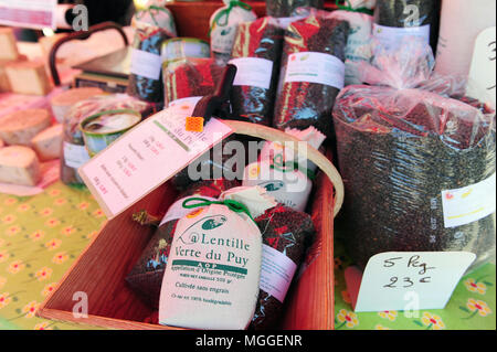 Le Puy lenticchie verdi per la vendita al mercato settimanale a Costaros, Francia Foto Stock